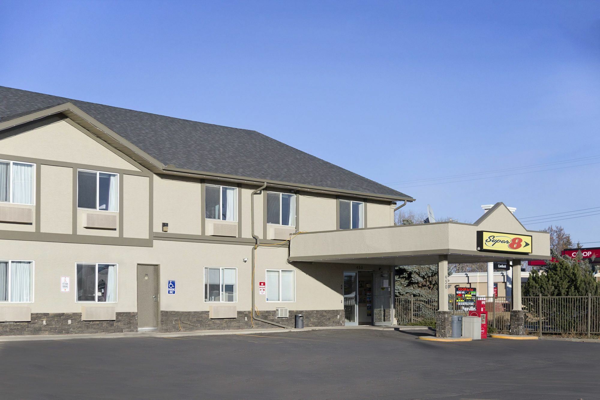 Super 8 By Wyndham Strathmore Exteriör bild